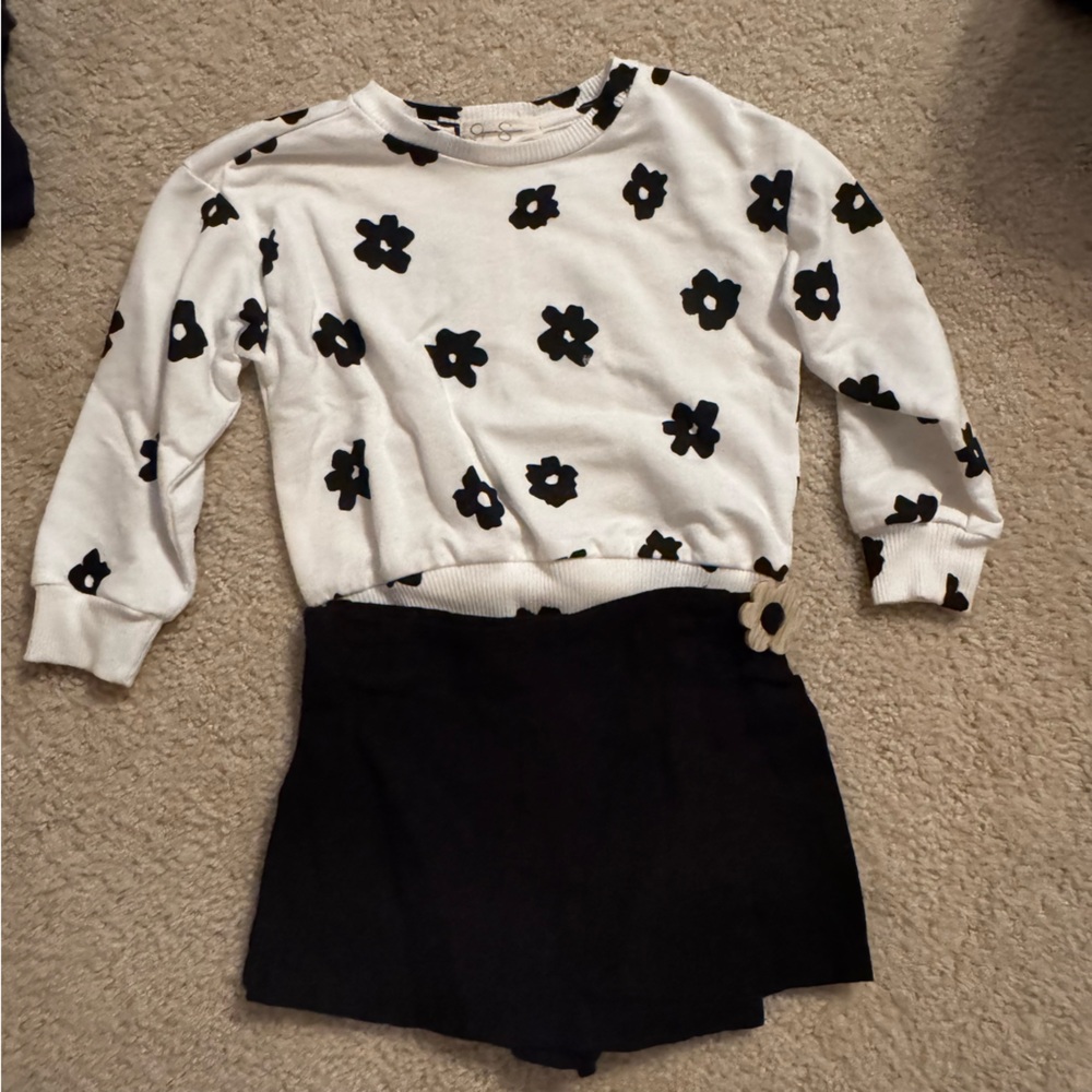 Jessica Simpson Floral Patterned White and Black Sweater